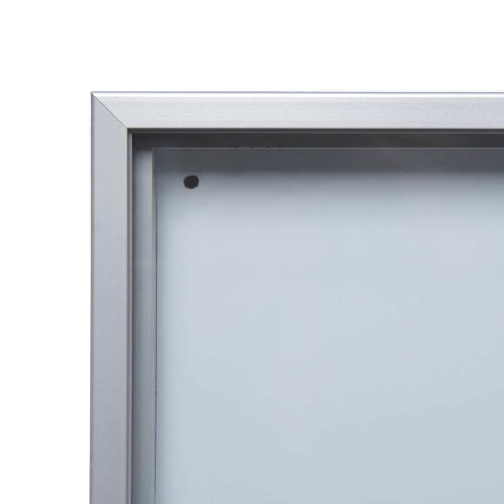 Detal, smukła obudowa - Gablota magnetyczna SLIM 6xA4 66x61 cm z przesuwanymi drzwiami zamykana na kluczyk do użytku wewnętrznego gablota wewnętrzna gablota ogłoszeniowa gablota informacyjna tablica ogłoszeń tablica informacyjna
