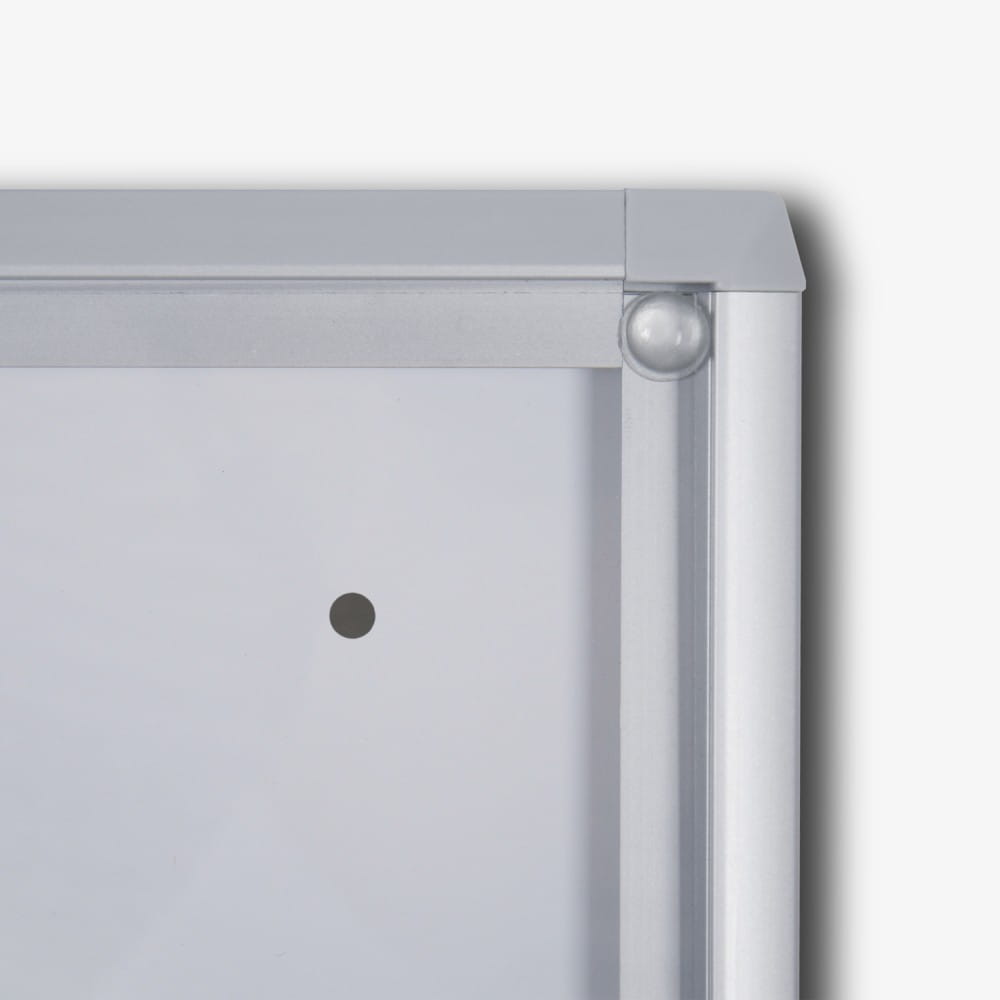 Detal - Gablota magnetyczna XS 3xA4 66x31 cm zamykana na kluczyk do użytku wewnętrznego gablota wewnętrzna gablota ogłoszeniowa gablota informacyjna tablica ogłoszeń tablica informacyjna