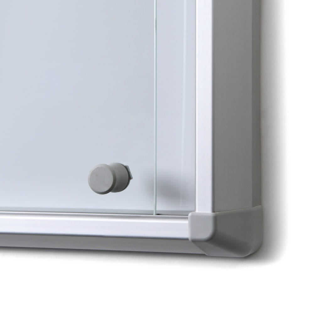 Detal - Gablota magnetyczna SL 21xA4 154x92 cm z przesuwanymi drzwiami zamykana na kluczyk do użytku wewnętrznego gablota wewnętrzna z certyfikatem trudnopalności B1 gablota ogłoszeniowa gablota informacyjna tablica ogłoszeń tablica informacyjna