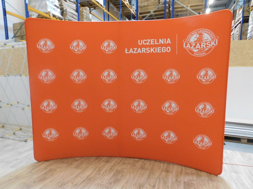 Zakupiona w sklepie Retio.pl ścianka łukowa - Ścianka Reklamowa Tekstylna Łukowa Pozioma 240 x 240 cm - ścianka wystawiennicza targowa prasowa
